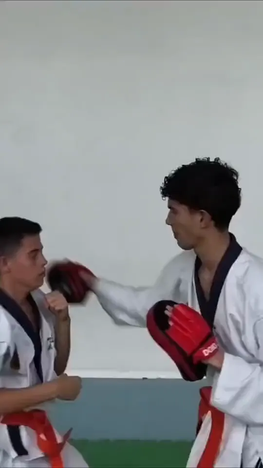 Video di un allenamento dei ragazzi: colpi sui colpitori, proiezioni e lotta a terra